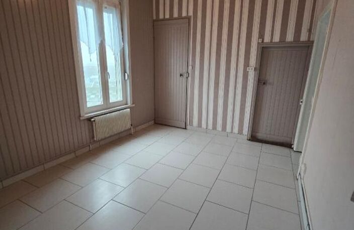Maison de ville avec potentiel ? Rue calme, proche établissements scolaires — photo 4