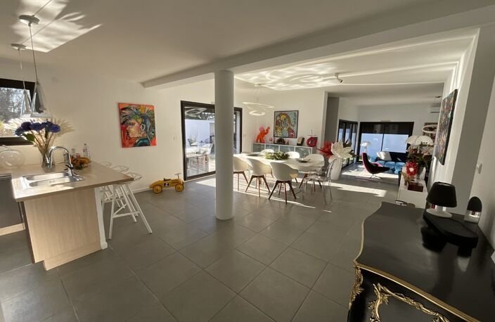 Villa — photo 2
