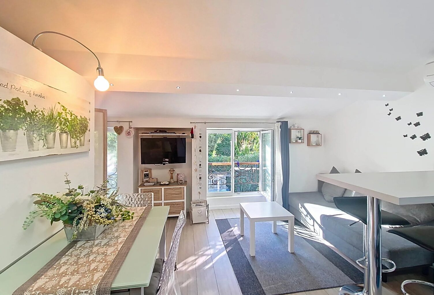 CANNES BAS ST NICOLAS - STUDIO MEUBLÉ AVEC MEZZANINE - AU CALME — photo 1