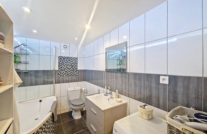 CANNES BAS ST NICOLAS - STUDIO MEUBLÉ AVEC MEZZANINE - AU CALME — photo 5