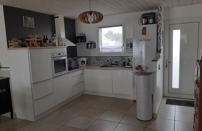 A la Guérinière, à 100 mètres de la plage, maison de plain pied de 97 m2 de surface habitable toute récente et une chambre indépendante avec salle d'eau, dans une impasse non loin du bourg. — photo 4