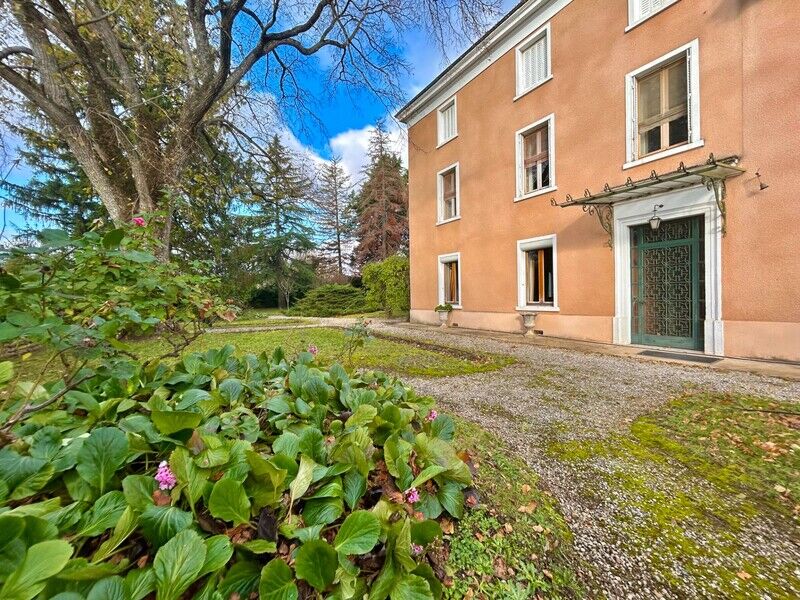 Villa / Maison  T8 à vendre Chanos-Curson 26600