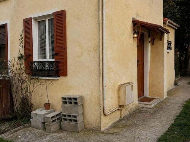 Maison non mitoyenne avec grand jardin Fort potentiel — photo du bien