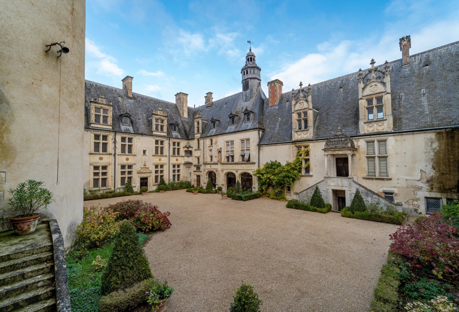 Magnifique château renaissance 43 pièces, nombreuses et remarquables dépendances, 24 hectares de bois et parc d'agrément — photo 1