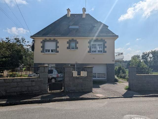 GUEMENE SUR SCORFF IMMEUBLE DE RAPPORT COMPOSE DE 2 LOGEMENTS T3 ET T5 JARDIN DE 800M² ENVIRON — photo du bien