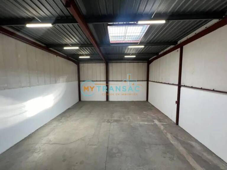 A louer Local d'activité et bureaux de 245m² — photo 1