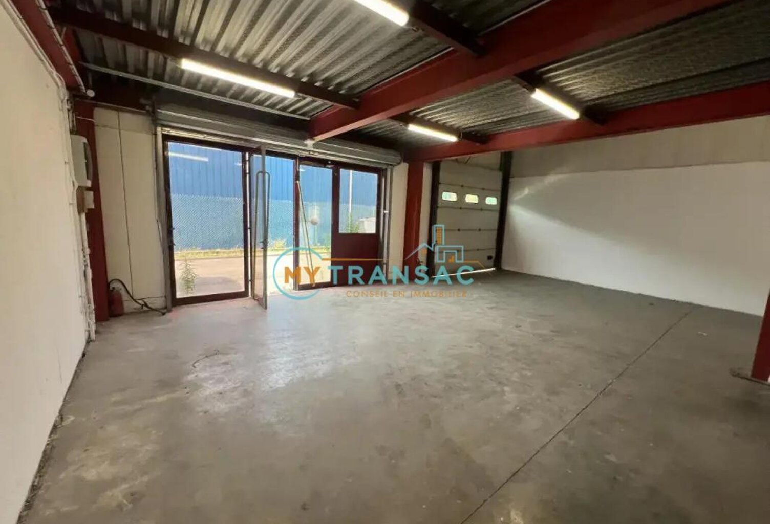 A louer locaux d'activité et de bureaux au sein de la ZI DES GRANDS GODETS — photo 1