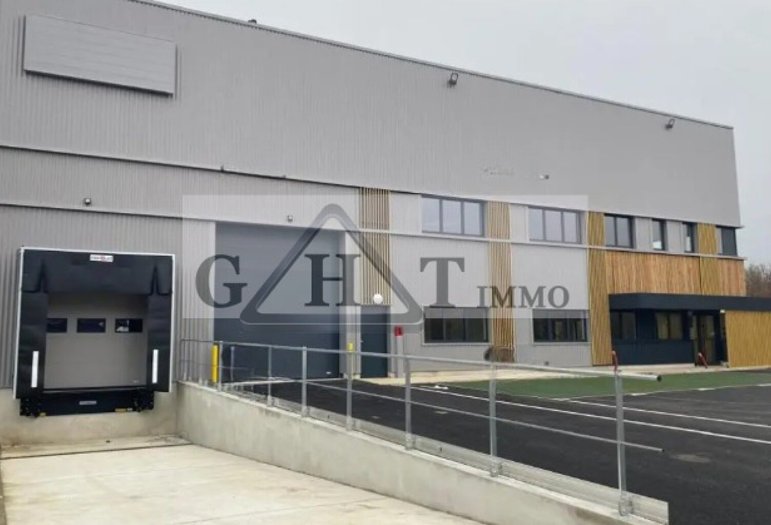 Entrepôt – 1 675 m² – Vaires-sur-Marne — photo 1