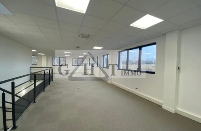 Entrepôt – 1 675 m² – Vaires-sur-Marne — photo 4