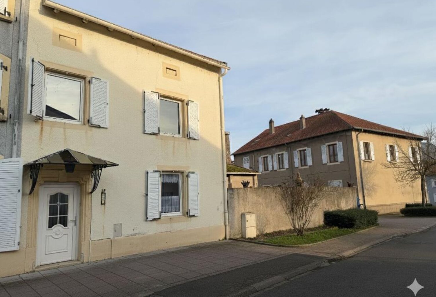 Vaste maison de ville avec jardin, garage et double accès proche frontière, idéal investissement ou famille — photo 1