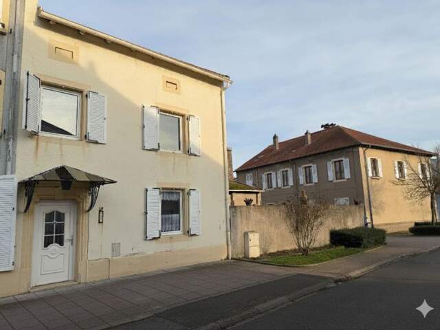 Vaste maison de ville avec jardin, garage et double accès proche frontière, idéal investissement ou famille — photo du bien