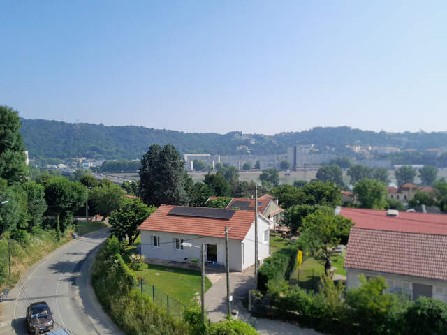 Appartement T3 de 62,5m2 -r Saint Romain en Gal - terrasse - — photo du bien