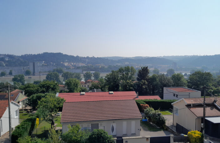 Appartement T3 de 62,5m2 -r Saint Romain en Gal - terrasse - — photo 2