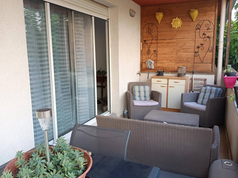 Appartement T3 en résidence sécurisée avec terrasse et place — photo 1