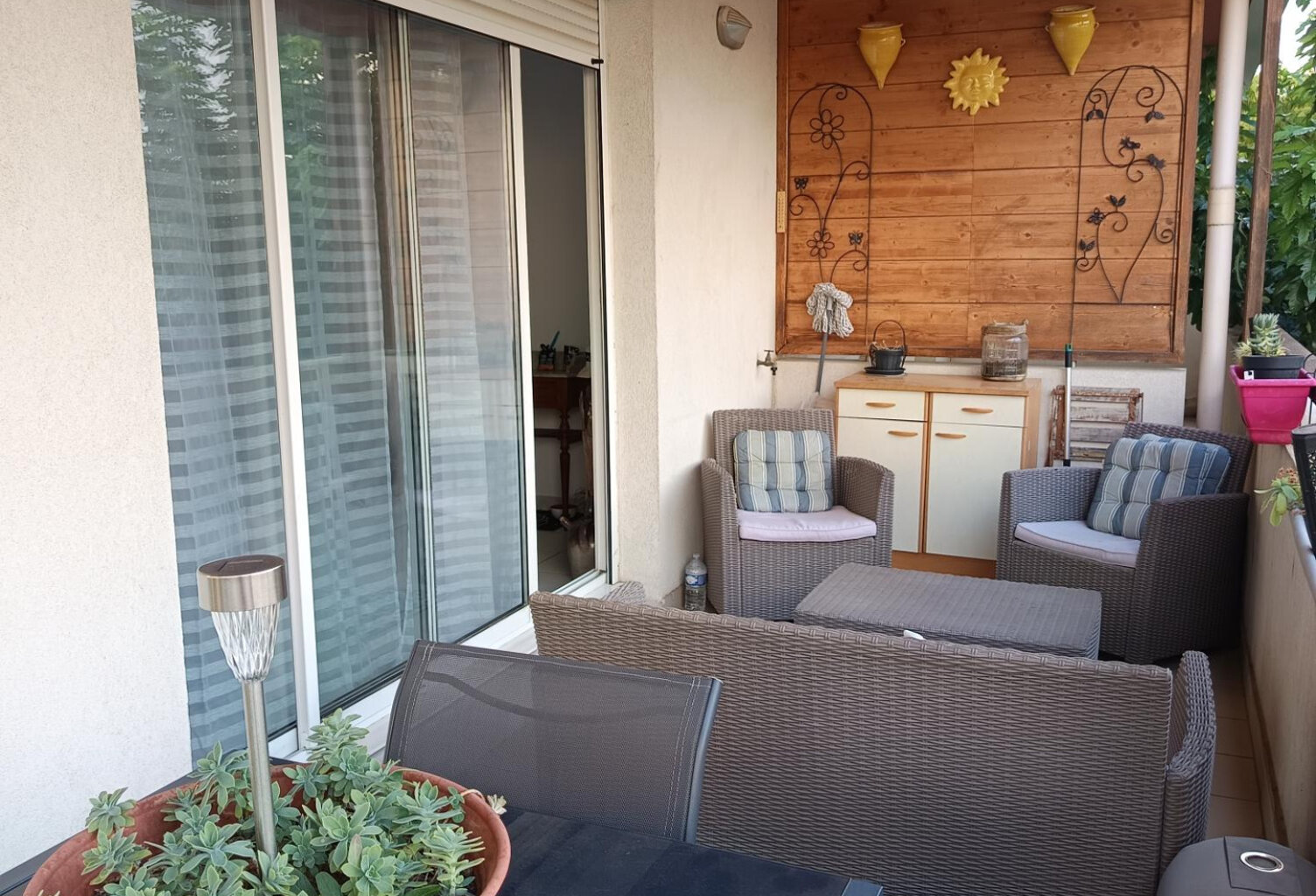 Appartement T3 en résidence sécurisée avec terrasse et place — photo 1
