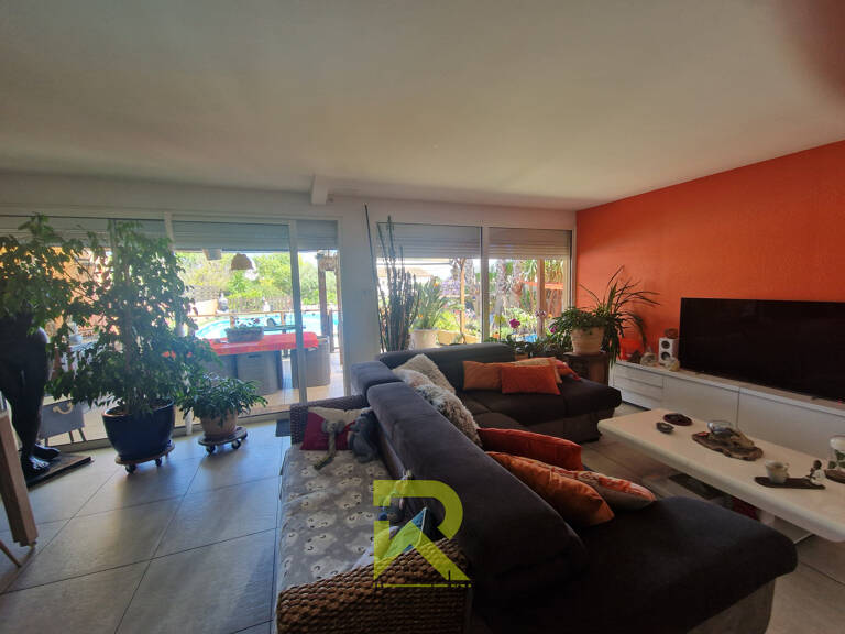 Villa — photo 1