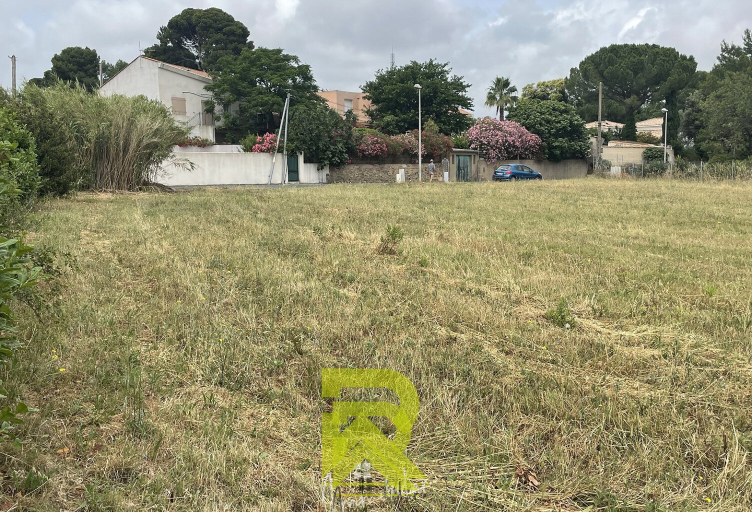 Terrain constructible à Servian hors lotissements — photo 1