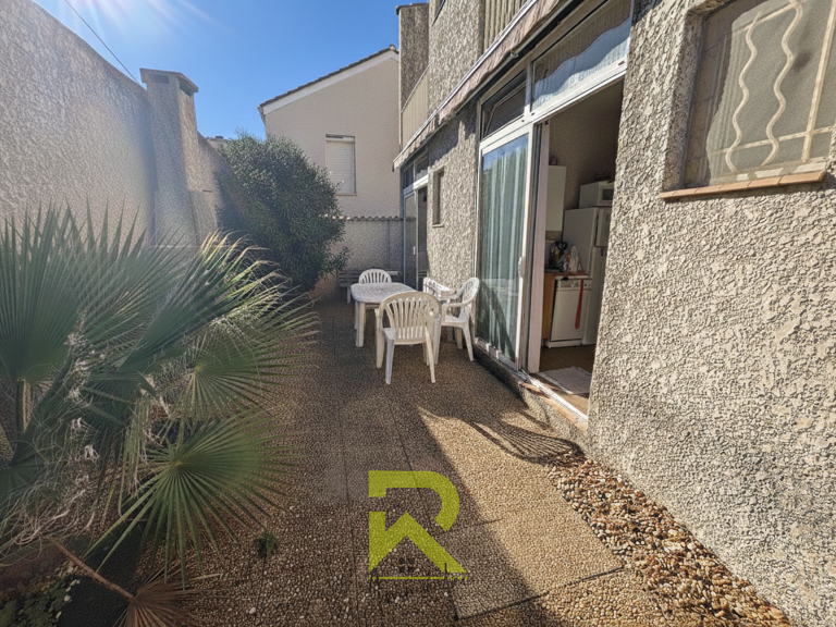 GRAU D'AGDE : Ensemble immobilier avec Cour et Cellier proch — photo 1