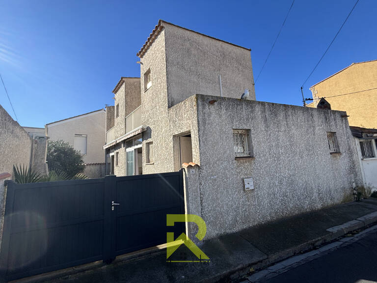 GRAU D'AGDE : Ensemble immobilier avec Cour et Cellier proch — photo 1