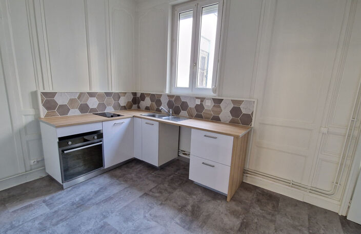 F2 RENOVE 65M² - ROUEN RUE DU VIEUX PALAIS — photo 4