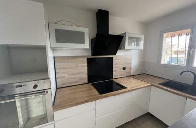 Maison avec grand garage et jardin — photo du bien