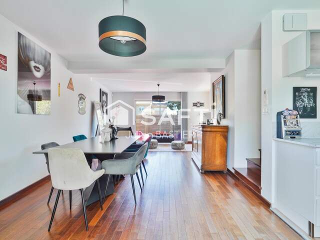 Eysines / Caudéran  Maison d'environ 127m2 avec 4 chambres, 2 extérieurs, stationnement — photo du bien