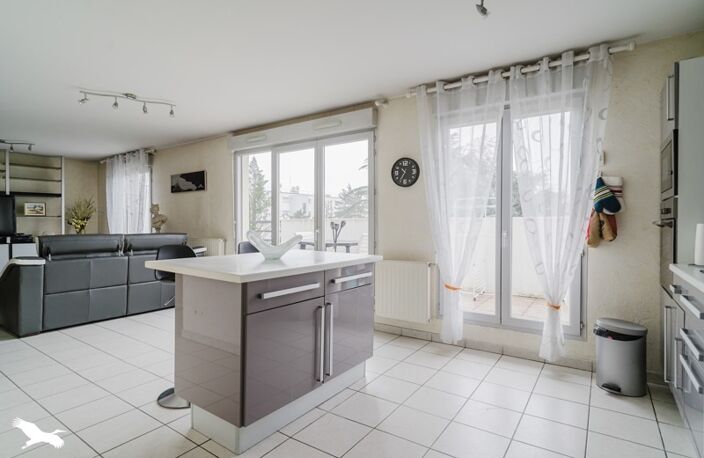 Vente appartement 4 pièces 100 m² Décines-Charpieu (69150) — photo 2