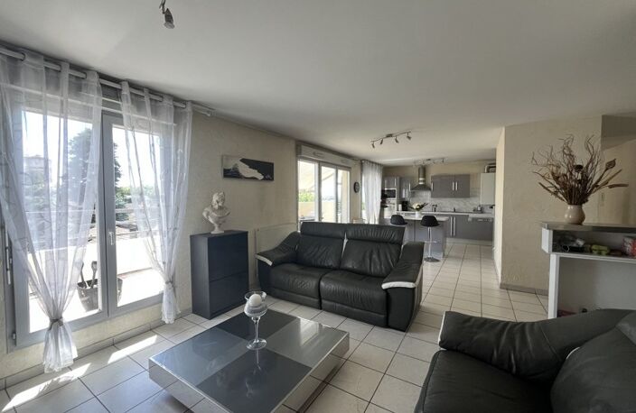 Vente appartement 4 pièces 100 m² Décines-Charpieu (69150) — photo 3