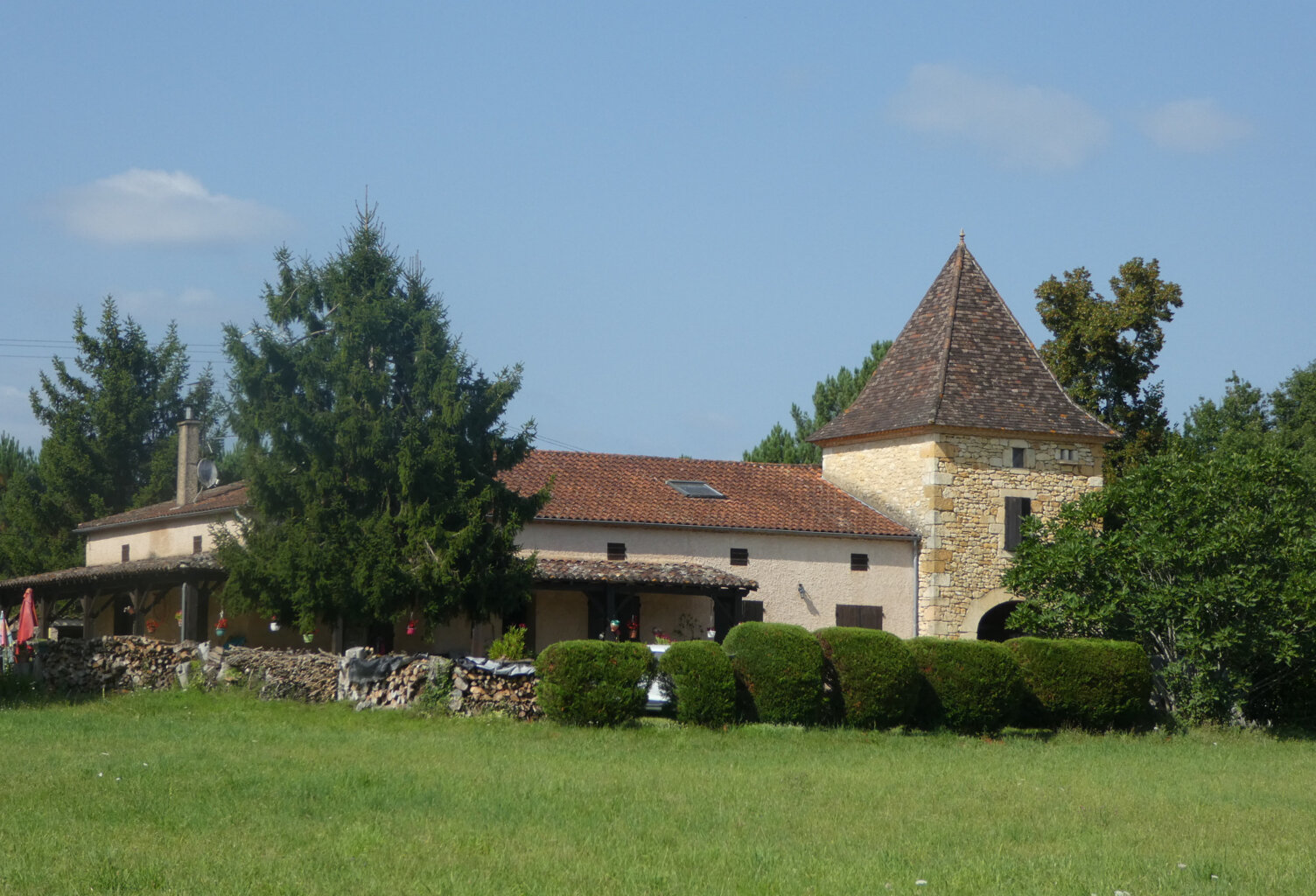 MAISON EN PIERRE DU PAYS AVEC PISCINE — photo 1