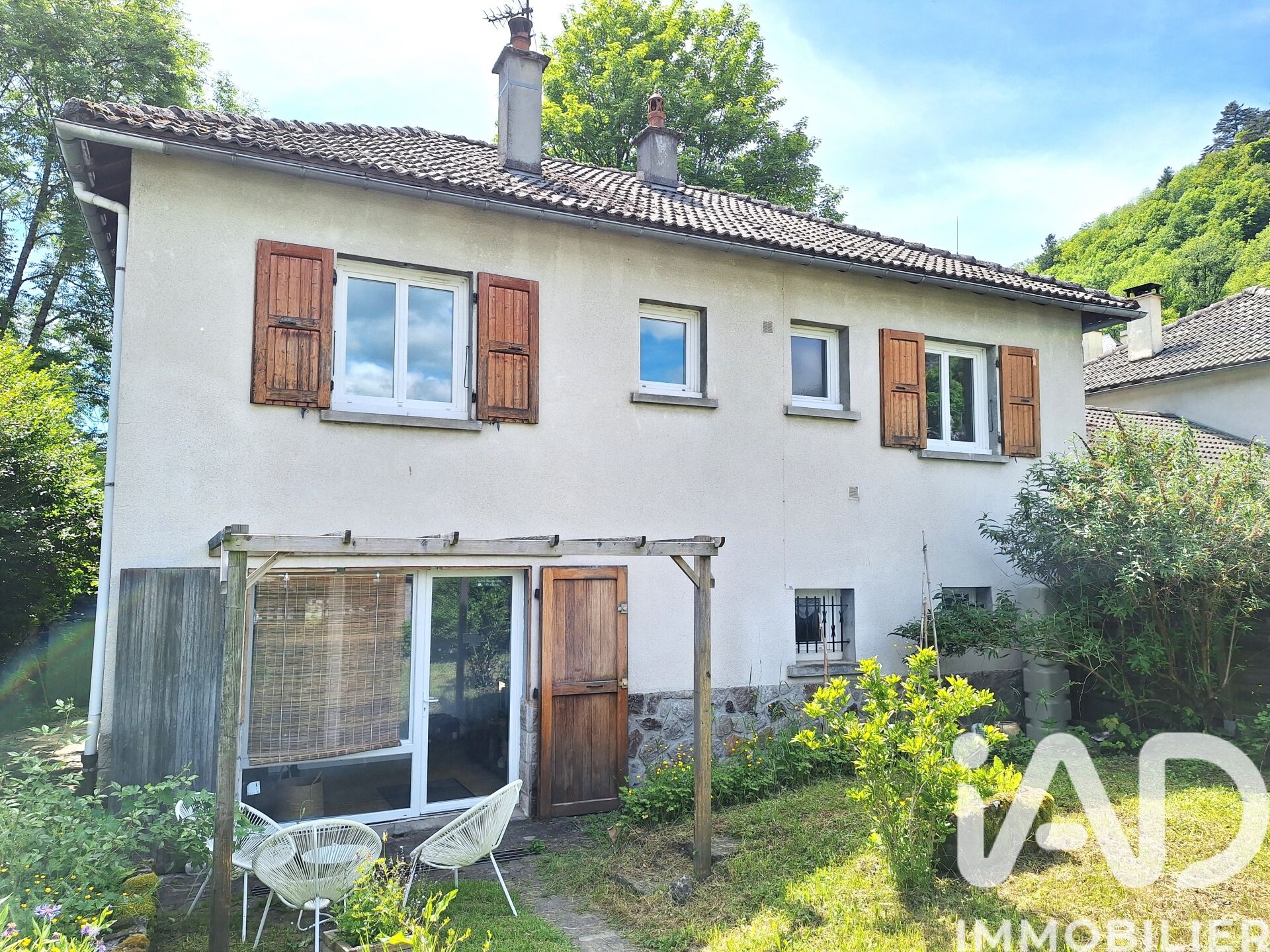 Vic-Sur-Cere - 154m² - 7p. - 4ch.