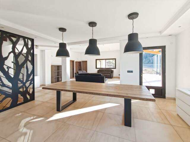 Maison familiale de 281m² - Terrain 7900m² - 5 chambres - Pièce de vie 78m² - Dépendances — photo du bien