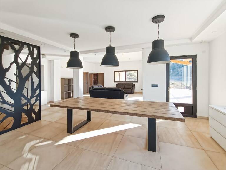 Maison familiale de 281m² - Terrain 7900m² - 5 chambres - Pièce de vie 78m² - Dépendances — photo 1