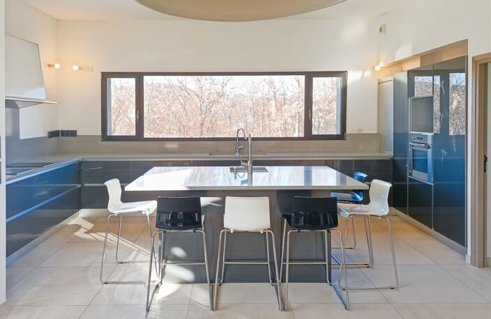 Maison familiale de 281m² - Terrain 7900m² - 5 chambres - Pièce de vie 78m² - Dépendances — photo 3