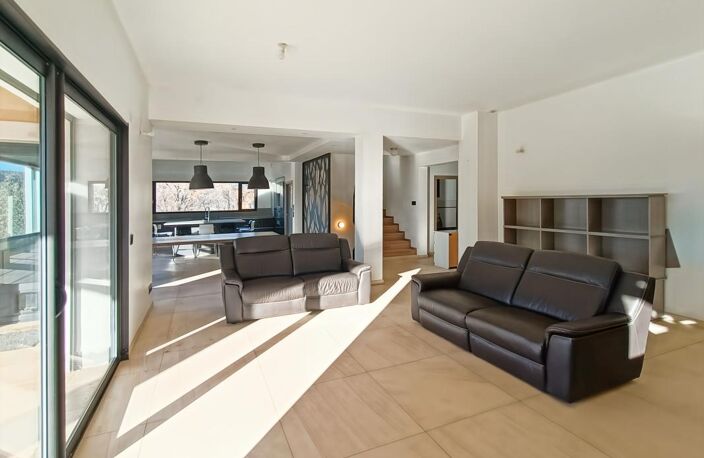 Maison familiale de 281m² - Terrain 7900m² - 5 chambres - Pièce de vie 78m² - Dépendances — photo 5