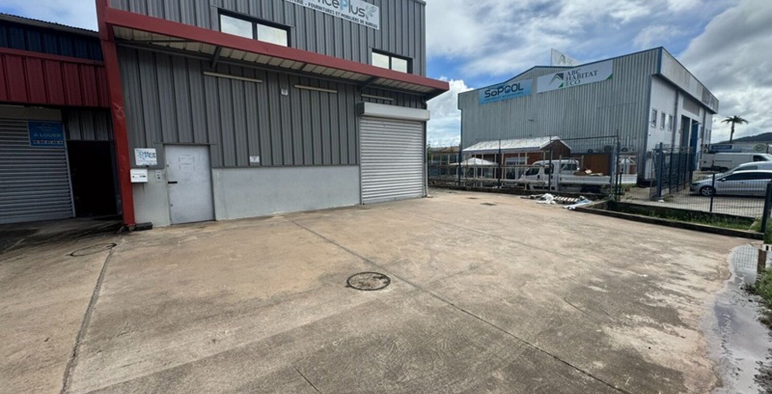 Magnifique opportunité de location d'un dépot de 280 m2 idéalement situé dans la zone d'activités de Cogneau Larivot — photo 1