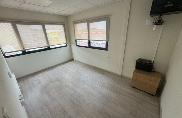Magnifique opportunité de location d'un dépot de 280 m2 idéalement situé dans la zone d'activités de Cogneau Larivot — photo 3