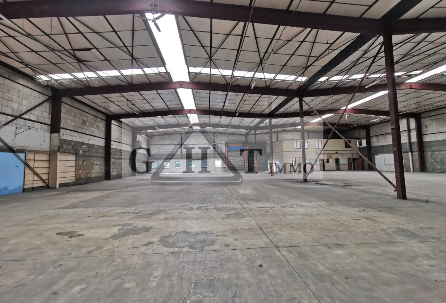 ENTREPOT-BUREAUX DE 1600M2 EN VENTE A PLAISIR ! — photo 1