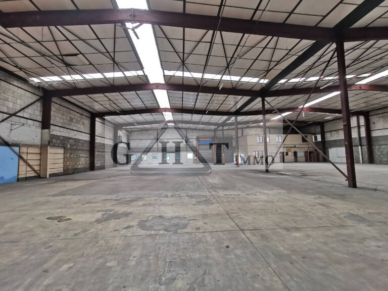 ENTREPOT-BUREAUX DE 1600M2 EN VENTE A PLAISIR ! — photo 1
