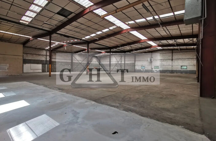 ENTREPOT-BUREAUX DE 1600M2 EN VENTE A PLAISIR ! — photo 2