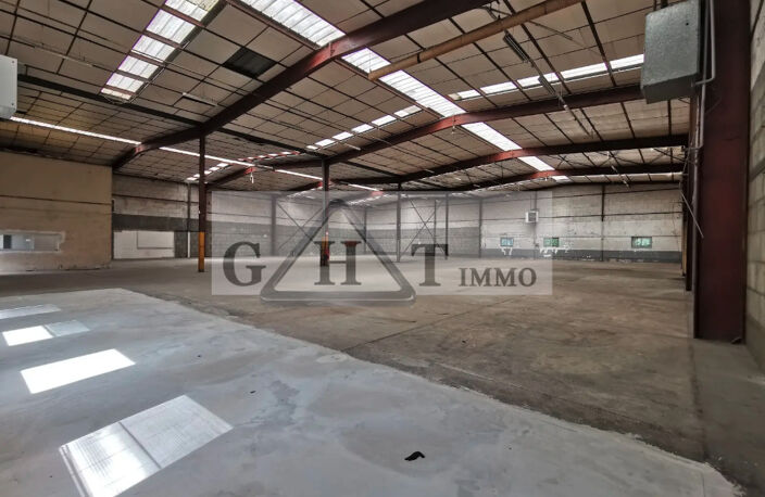 ENTREPOT-BUREAUX DE 1600M2 EN VENTE A PLAISIR ! — photo 3