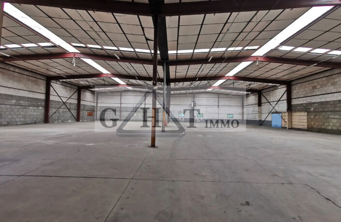 ENTREPOT-BUREAUX DE 1600M2 EN VENTE A PLAISIR ! — photo 4