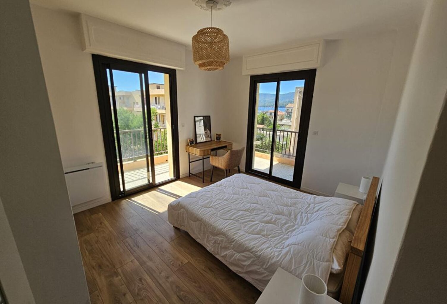 Propriano centre, Appartement  4 pièce(s) 105.58 m2 balcon 30 m2, parking, petite vue mer — photo 1