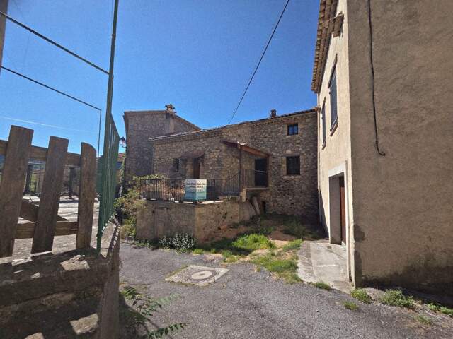 Maison en pierres - terrasse - écurie - Terrain 1 200 m² — photo du bien