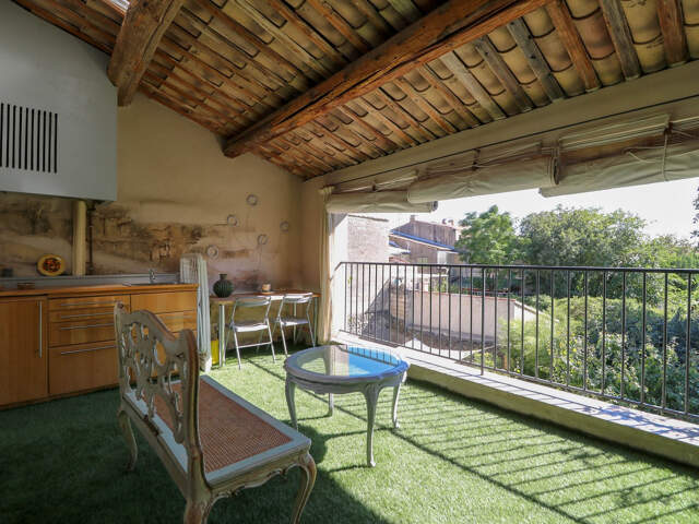 UZES CENTRE PIETON : Maison de ville style loft avec terrass — photo du bien