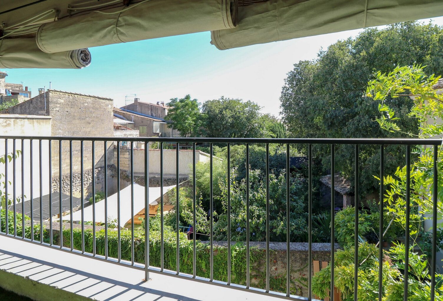 UZES CENTRE PIETON : Maison de ville style loft avec terrass — photo 1