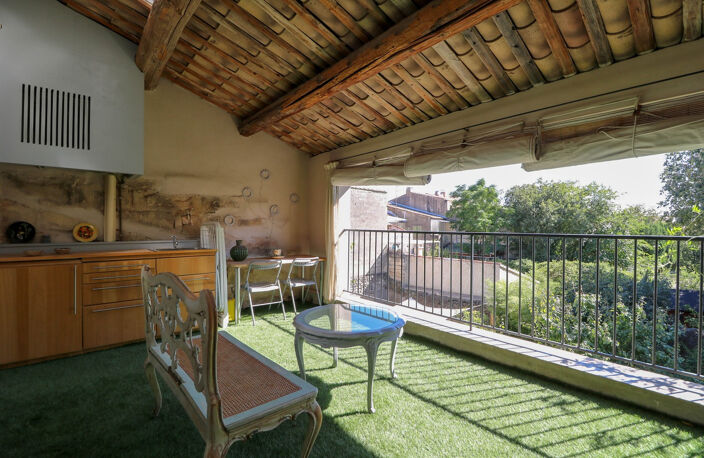 UZES CENTRE PIETON : Maison de ville style loft avec terrass — photo 4