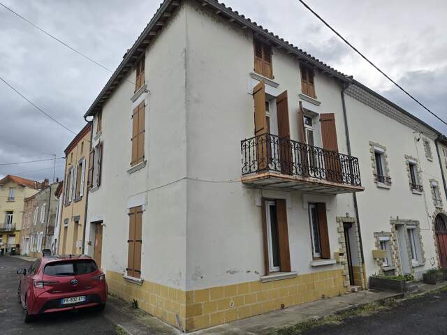 MAISON DE BOURG LUMINEUSE DANS SECTEUR TRES CALME — photo du bien