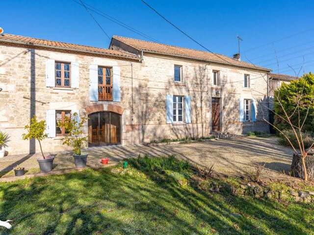 Maison en pierre de 7 pièces principales — photo du bien