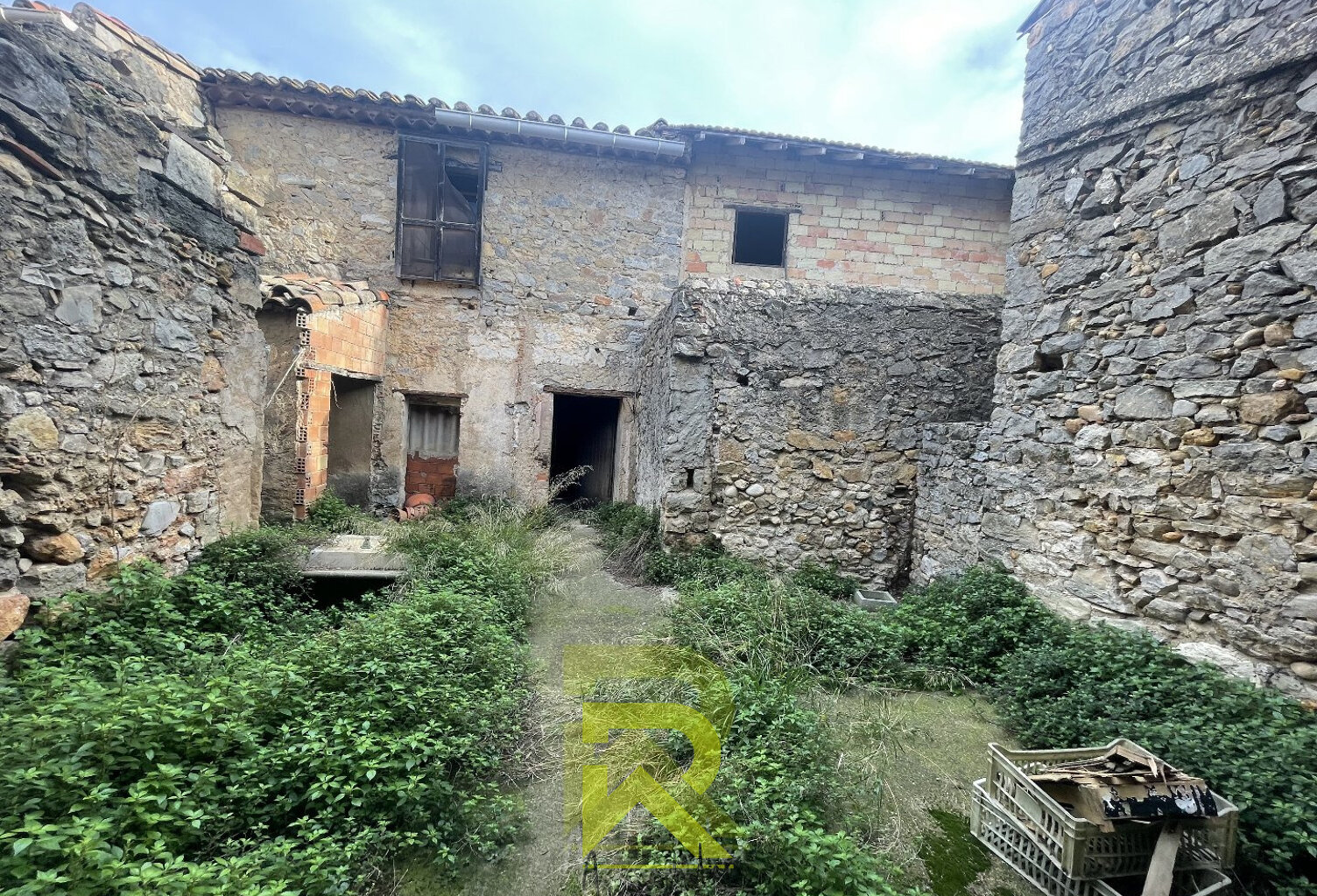 Bâtiment en pierre de 120 m2 avec jardin de 102 m2 — photo 1