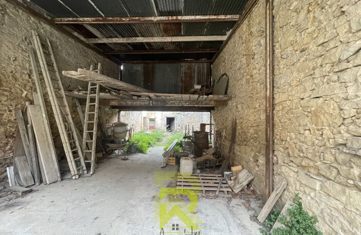 Bâtiment en pierre de 120 m2 avec jardin de 102 m2 — photo 3